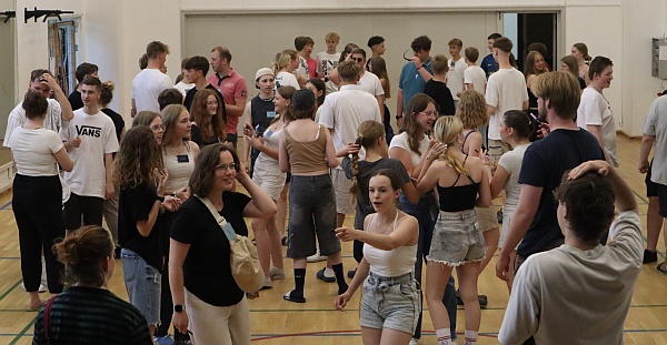 Viele Jugendliche der Freizeit in der Turnhalle